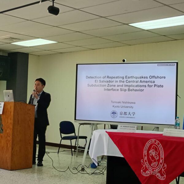 Participan profesores de la Universidad de Kioto en un ciclo de conferencias de la Universidad de El Salvador, sede Santa Ana